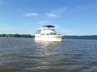 Yacht 40 starboard bow